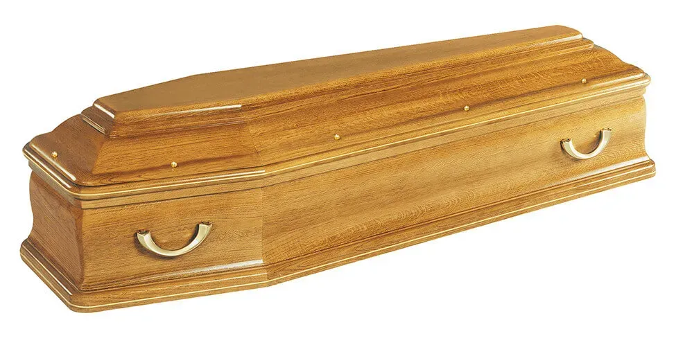Cercueil funéraire traditionnel en chêne clair avec poignées dorées.