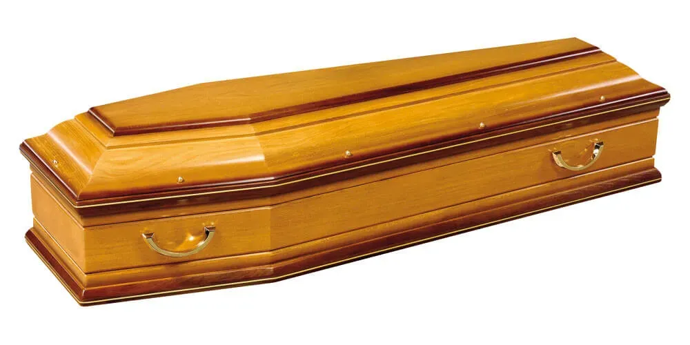 Cercueil en bois vernis aux teintes chaleureuses avec inserts contrastés.