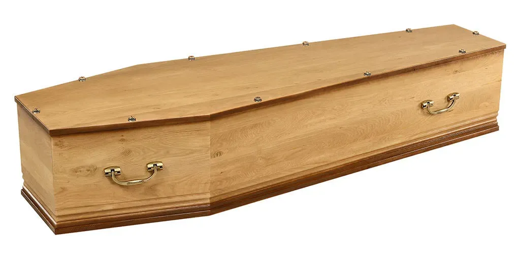 Cercueil plat et sobre en bois de chêne clair avec poignées métalliques.