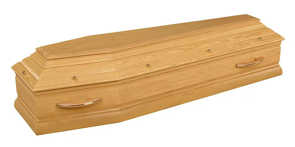 Cercueil élégant en bois massif clair avec poignées allongées dorées.