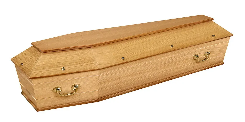 Cercueil classique en bois clair de pin avec poignées métalliques dorées.