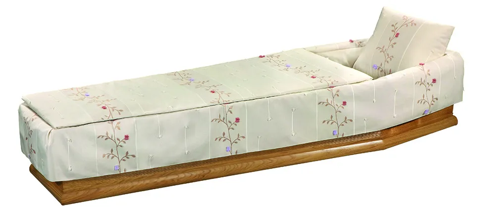Interieur de cercueil en tissu satiné vert clair à broderies florales.