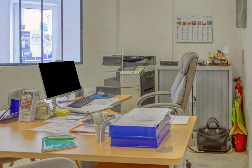 Bureau d'accueil d'une entreprise funéraire préparé pour recevoir les familles.