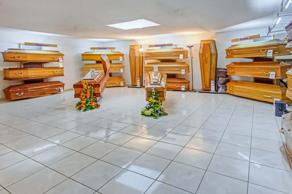 Exposition de cercueils en bois dans le magasin des Pompes Funèbres Beuze.