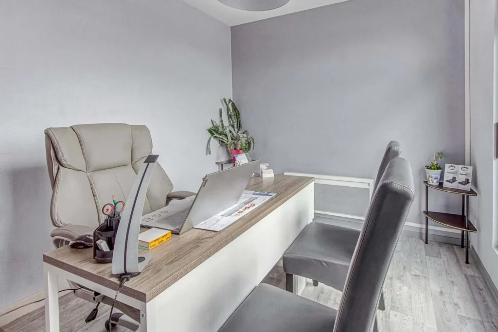 Espace de bureau moderne et sobre dédié à l'entretien avec les familles.