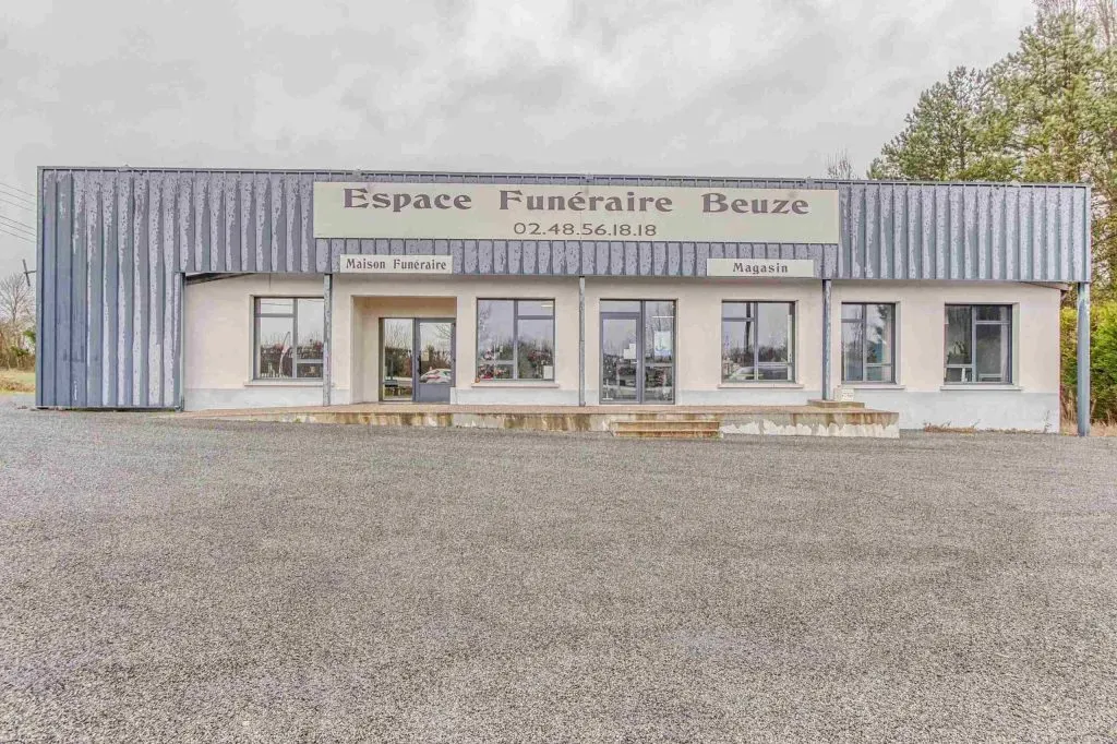 Façade extérieure de l'Espace Funéraire Beuze avec magasin et maison funéraire.
